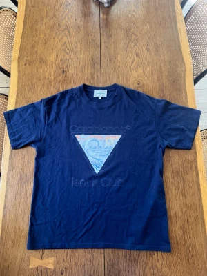 Casablanca t shirt - Snygg Casablanca t shirt. Inga fel med den. Storlek L sitter lite baggy. Skriv vid frågor eller funderingar. Den e helt blå på baksidan glömde ta bild 👍🏽