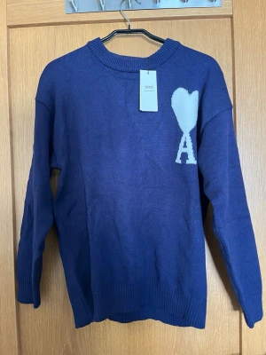 Ami Sweater - Säljer denna ursnygga tröjan då den inte passar😕. Tröjan är i nyskick och prislappar finns på. Vid frågor hör av dig!🫂