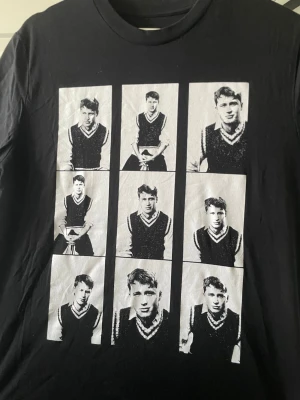 Svart t-shirt med Viktor Leksell - Hej! säljer min svarta Viktor Leksell tröja, köpt på konsert 2025. Använd 2 gånger i storlek S-M, pris går att diskuteras vid snabb affär