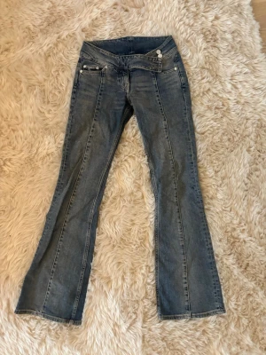 Lågmidjade jeans  - Bootcut jeans med låg midja. Vintage inspirerade. Använda men i bra skick💕