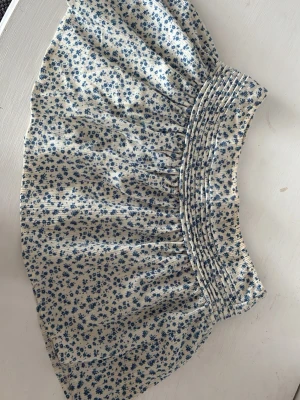 Blommig kortkjol i bomull - Går att använda som kjol eller bandeau topp. 