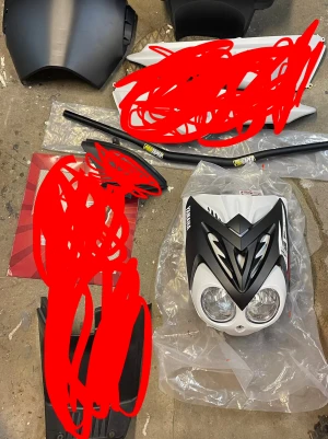 Yamaha slider delar - Säljer ett svart styre till moped med gul/vita detaljer från Conti. Styret är tillverkat i metall och har en sportig design som passar de flesta mopeder. Perfekt för dig som vill uppgradera eller byta ut ditt nuvarande styre.