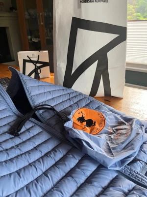 Save the duck adam waistcoat - Helt ny väst köpt på Nk för ungefär 2 veckor sedan köpt för 1600 kr, inga defekter väldigt bra passform m.m . Säljes för det mest var ett spontant köp o passar inte i ljusblå. 