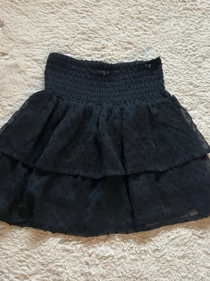Svart volangkjol från H&M - Volangkjol från hm med bra skick, använd väldigt få gånger
