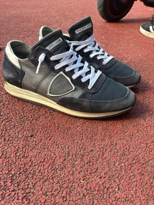 Philippe model trainers - Ett par väll använda Philippe model trainers riktig snygga skor, skorna är i okej skick. Slitna på undersidan, priset är ej hugget i sten.