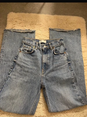 Zara jeans - Blå raka jeans från Zara i storlek 32 men passar 34 likaväl. 