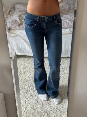 Lågmidjade jeans - Snygga och sköna lågmidjade jeans från Subdued. Köpta i Italien så storleken säger 40, men i svensk storlek är de 36. Som referens är jag 170 cm och bär oftast 27/32