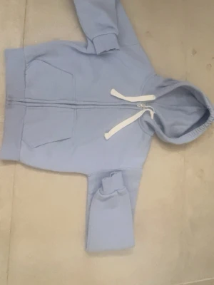 Ljusblått loungewear-set med huva - Mysigt ljusblått mjukisett från Gina tricot💗 byxorna är xxs och tröjan xs!💞går att köpa som sett eller styck. ( tröjan kostar 100 kr styck , byxorna 120 . Om man köper båda som sett  200 kr✨säljer pga färgen inte passa mig ( pris går att diskutera samt mer bilder på plagget går att få !)