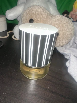N.C.P. Olfactive Facet 601 Amber & gaiacwood EdP - Doften har noter av ceder, guaiacträ, sandelträ, amber och vanilj. 50ml, köptes för 900kr. 