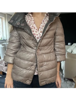 Herno jacka - Säljer min två sidiga vändbara trekvartsärmade Herno jacka. Ens sidan är beige och andra sidan är grå med knappar. Så snygg och gosig🩷