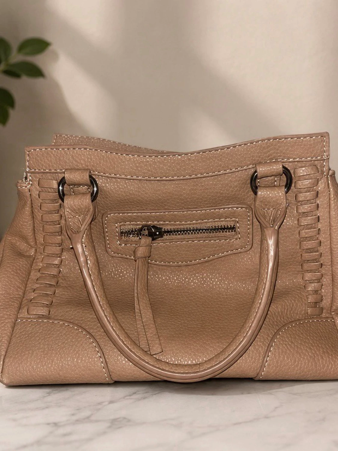 Beige handväska med detaljer