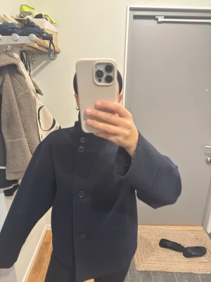 mörkblå kappa - super fin mörkblå kappa från gina tricot. 