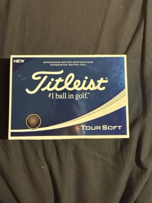 Titleist Tour Soft golfbollar - Säljer en förpackning Titleist Tour Soft golfbollar. Lådan är blå och vit med fyra mindre askar inuti, varje ask innehåller vita golfbollar med Tour Soft-tryck. Perfekt för dig som vill ha riktigt bra känsla och prestanda på golfbanan. Nytt pris 449 på Dormy