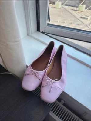 Ljusa rosa ballerinaskor i skinn Vagabond  - Säljer ett par ljusrosa ballerinaskor från Vagabond i mjukt skinn. Skorna har rund tå, dekorativ rosett framtill och diskret logga på sidan. Snygg och enkel design som passar till många olika outfits.