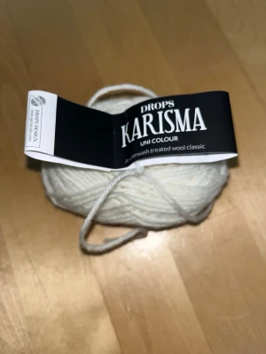 Karisma lankakerä - Valkoinen karisman lankakerä. Väri 19. Värjäyserä 51762. 100% villaa. Eläintalous MMM Katsothan myös muut ilmoitukseni Tarjoa 