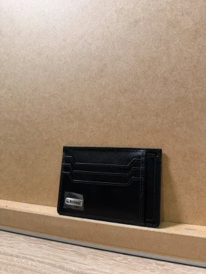 Ny Krusell Korthållare - Helt ny Krusell korthållare/plånbok aldrig använd. Liten, smidig och plats för det viktiga.   Försändelse och packning dokumenteras med bild och video för din och min trygghet. Se gärna mina andra annonser för samfrakt/bundle - få fler prylar till bara en fraktkostnad 🌞