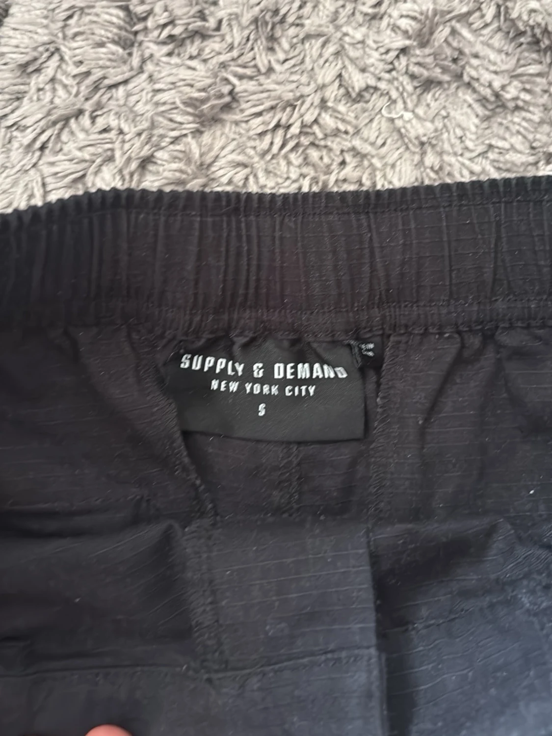 Svarta cargo shorts Supply & Demand - 1