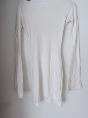 Vit långärmad klänning med öppen rygg - Klänning från designby si, storlek s