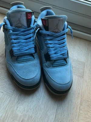 Air Jordan 4 retro. University Blue.  - Ett par Jordan 4s. I färgen university blue. Storlek 42. Använda tre gånger. Box tillkommer. 