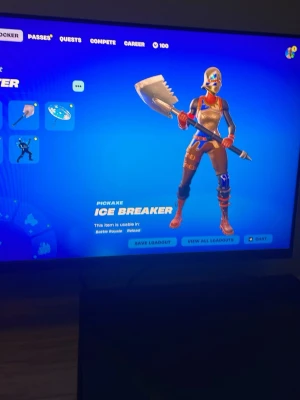 Fortnite-konto med Ice Breaker och skins - Säljer ett Fortnite-konto med Ice Breaker-pickaxe, flera unika skins och många olika gliders. Perfekt för dig som vill ha en personlig stil i spelet och tillgång till exklusiva kosmetiska föremål. Kontot har Battle Royale-läge och flera emotes.