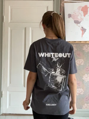 Intresse koll!! Grå t-shirt Whiteout Tour Fjellrev - Intresse koll på en fjellreven tshirt ( merch)Säljer en grå t-shirt med tryck på ryggen från Whiteout Tour och Fjellrev. T-shirten har korta ärmar, rund hals och en loose passform. Från en konsert aldrig använd( hade ingen prislapp) Kan tänka mig att sänka priset vid kontakt!