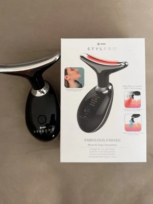 Stylepro Fabulous Firmer LED Light Therapy Neck &Face Smoother  - Som ny.