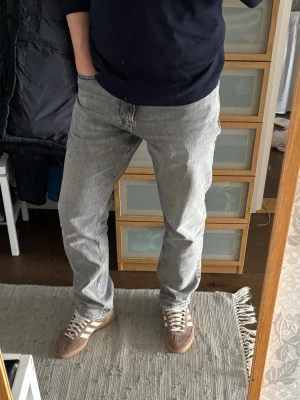 G-Star raw jeans  - Tja! Säljer ett par G-Star som har sjukt sköna fades! Grymt skick, finns inga defekter eller hål.               Midja: 40,5 cm  Totlängd: 103,5 cm  Benöppning: 18.5 cm  Lår: 25/26 cm                           Nypris: 1299 kr