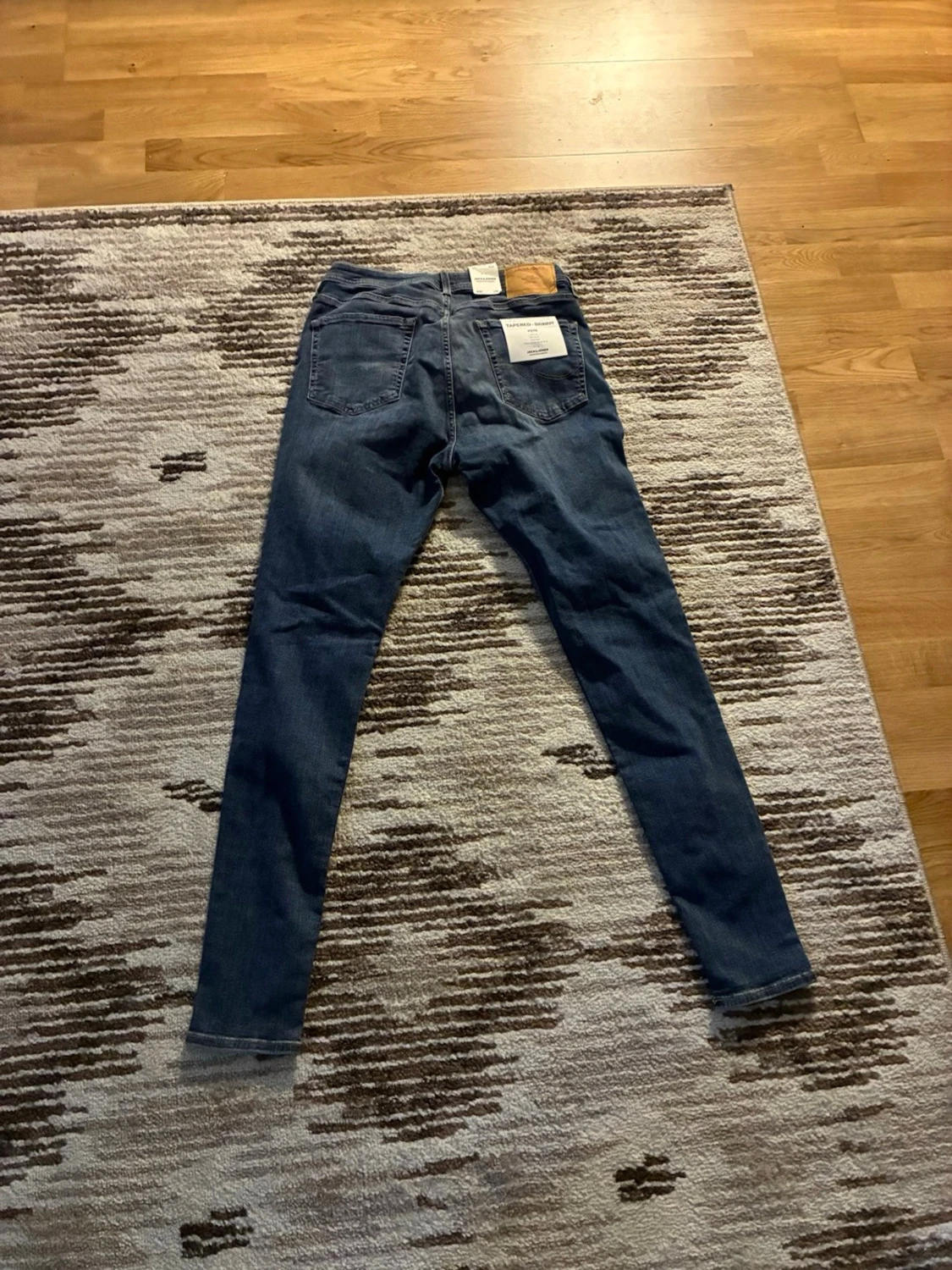 Blå skinny jeans med slitningar