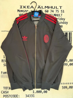 Adidas AC Milan tröja - Säljer denna träningsjacka/tröja från Adidas med  fotbollsklubben AC Milan på. Plagget är i toppskick utan lösa trådar, hål eller liknande!  Storlek: XL (passar stor M/L) jag har vanligtvis M och den passar.  Vid frågor kontakta mig gärna så svarar jag så fort jag kan :)  Postas senast dagen efter köp! 👊🏼