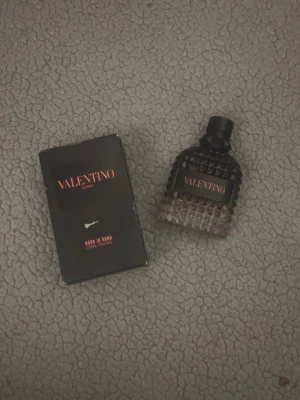 Valentino born in Roma coral fantasy - Säljer en Valentino Born In Roma coral fantast Eau de Toilette.  Ca 50/60 ml kvar. Sjävklart äkta.