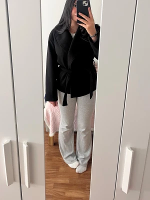 Kaffebrun kappa - Jättefin kappa i en väldigt mörk kaffebrun färg. Lite luddig på vissa ställen som tillexempel under armarna och runt midjan (se bilder)men annars sitter den perfekt på kroppen🤎🤎🤎