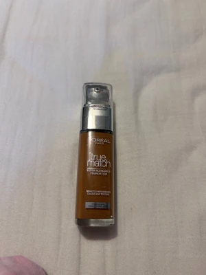 L'Oréal True Match Foundation 8.N - L'Oréal Paris True Match Super-Blendable Foundation i nyansen 8.N Neutral Undertone. Kommer i en glasflaska med pump och genomskinligt lock. Ger en naturlig finish och är lätt att blanda ut för en jämn hudton.