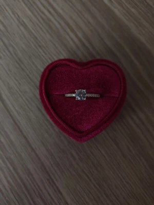Elegant ring med stor sten - Kristall ring i storlek 18,1mm, guldfärgad.