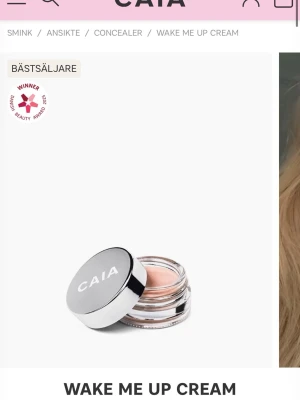 Wake Me Up Cream  - Wake Me Up Cream från CAIA är en krämig concealer i burk med silvrigt lock. Färg light-medium. Färgen är ljusrosa-beige och formulan är lätt att applicera för att ljusa upp under ögonen. Perfekt för att dölja mörka ringar och ge ett piggare intryck. Testad ett fåtal gånger men inte som jag tänkte mig varav att jag säljer den vidare. Slutsåld online