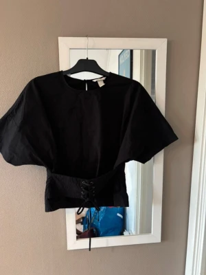 Topp korsett - Tshirt med korsett detalj, inga defekter, strl M😊