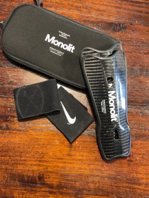 Monolit benskydd i kolfiber - Allt på bilden fås med. Värde på omkring 1000kr. Knappt använt då jag slutade på fotboll strax efter köp.