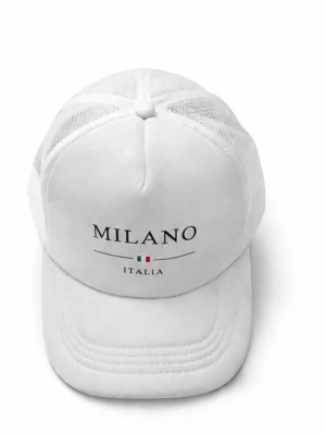 Vit keps med Milano-tryck - Snygg vit keps med texten 'MILANO ITALIA' och en liten italiensk flagga framtill. Kepsen har böjd skärm och mesh-paneler på sidorna och bak för extra ventilation. Perfekt accessoar för en trendig och sportig look.