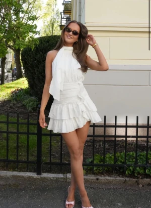 Ivy dress white cotton - Supersöt vit kortklänning från feeling friday i modellen ivy som endast är använd en gång till min student. Inga fläckar och i mycket brs skick! 