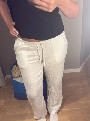 Vita low waist linnebyxor - Säljer ett par vita lågmidjade linnebyxor med avslappnad passform o snöre i midjan. Byxorna har raka ben och är tillverkade i ett tunt, svalt linnetyg. Enkla att matcha med olika toppar med massa olika färger. Storlek S men funkar även för XS! Säljer för att dom har börjat bli för små för mej, skriv gärna om du undrar något💕💕