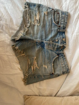 Ljusa slitna jeansshorts - wtt par jättefina jeansshorts från zara💕💕