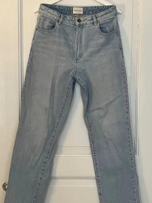 Abrand ljusblå raka jeans  - Abrand jusblå jeans med rak passform. Klassisk femficksmodell med hög midja och bälteshällor. Jeansen har en tidlös tvätt och är tillverkade i denim, perfekt för en avslappnad och trendig look. Modellen är slutsåld och är jättepopulär. Nypris är 1000kr. Använda två gånger. W30/L32