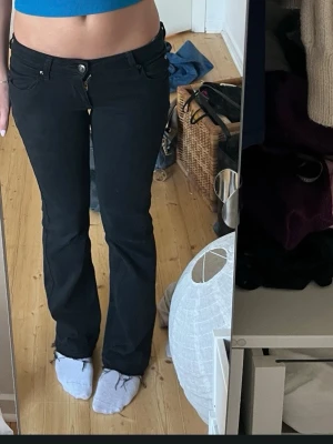 Svarta bootcut jeans med låg midja - Jeans från lee- storlek: W25 L31