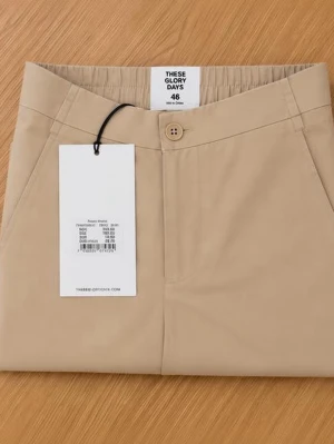 Beige shorts från These Glory Days helt nya med etikett - Snygga beige shorts från These Glory Days med klassisk passform och enkel design. Shortsen har normal midja, sidofickor och stängs med knapp och dragkedja. Perfekta för varma dagar och lätta att matcha med olika stilar. Ordinariepris: 800 kr.