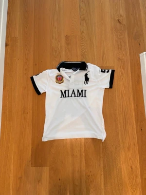 Chief keef big pony polo - Den ikoniska chief keef big pony polon med miami text på framsidan. Använd ett fåtal gånger o i bra skick. Strl M passar som S-M