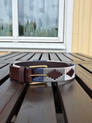 Blå-grå broderat bälte - Limiterat antal! Säljer nu dessa super feta bälten i tre olika färger och har alla storlekar mellan 80-110 cm helt nya och inplastade. Priset är endast 349 kr och vi fraktar alltid inom 1-2 dagar