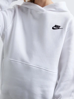 Vit hoodie från Nike med logga - Säljer en stilren vit hoodie från Nike med svart broderad logga på bröstet. Hoodien har en klassisk huva och en stor magficka framtill. Tillverkad i mjukt material som känns skönt mot huden. Perfekt för en avslappnad och sportig look.
