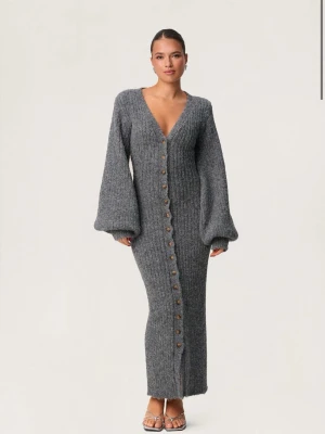 Adoore montana dress - Säljer min fina klänning från adoore. Använd 2 gånger men tyvärr kommer den aldrig till användning. Köptes för ca 1600 kronor säljer för 1000kr