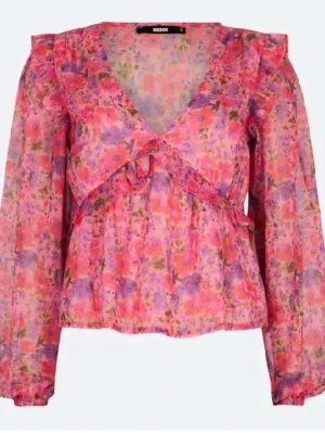 Blommig blus - Super fin blus från Bikbok i mycket bra skick, är bortrest nu så kan posta inom 2-3 dagar, är inte helt säker om de är S eller M! 