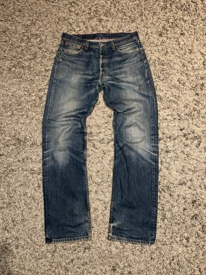 Levis 501 vintage - Ett par tvär feta vintage levis 501. Jeansen har en liten utsvängning vid ben öppningen. Det står w34 men de sitter mer som w31-32. Bara att skriva vid funderingar!