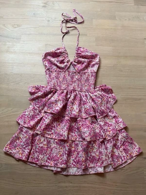 Kort klänning - Blommig sommar klänning som går att knyta på olika sätt 